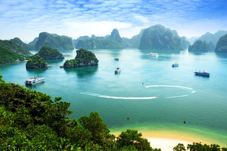 Ha-Long-Bay--in-Vietnam
