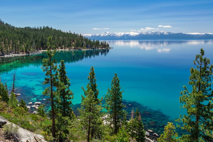 Lake-Tahoe-auf-der-Grenze-von-Nevada-zu-Kalifornien-USA