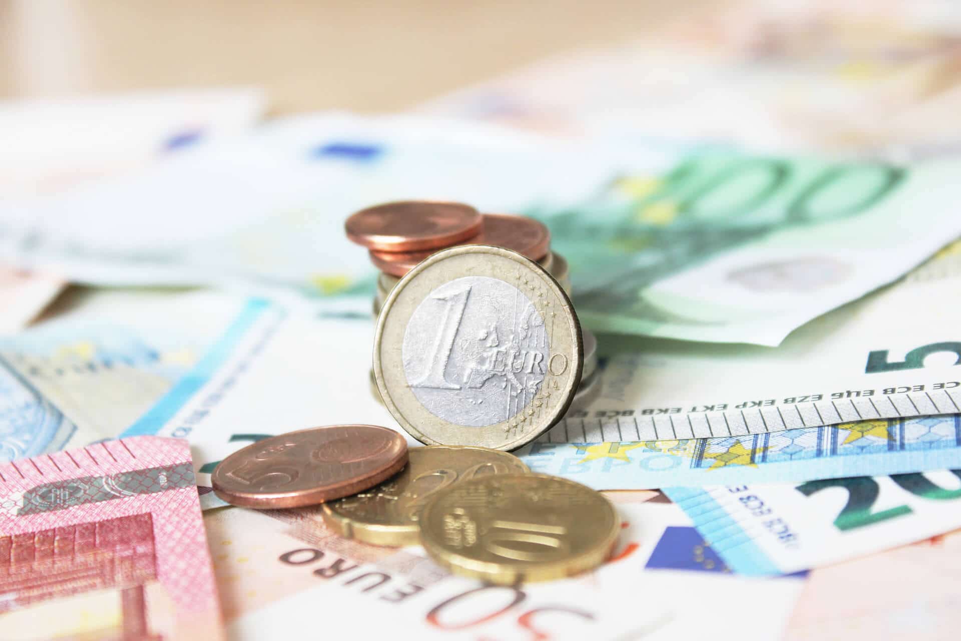 Euro-Geld auf Scheinen und Banknoten – 1 Euro Fokus Euro-Geld auf Scheinen und Banknoten – 1 Euro Fokus
