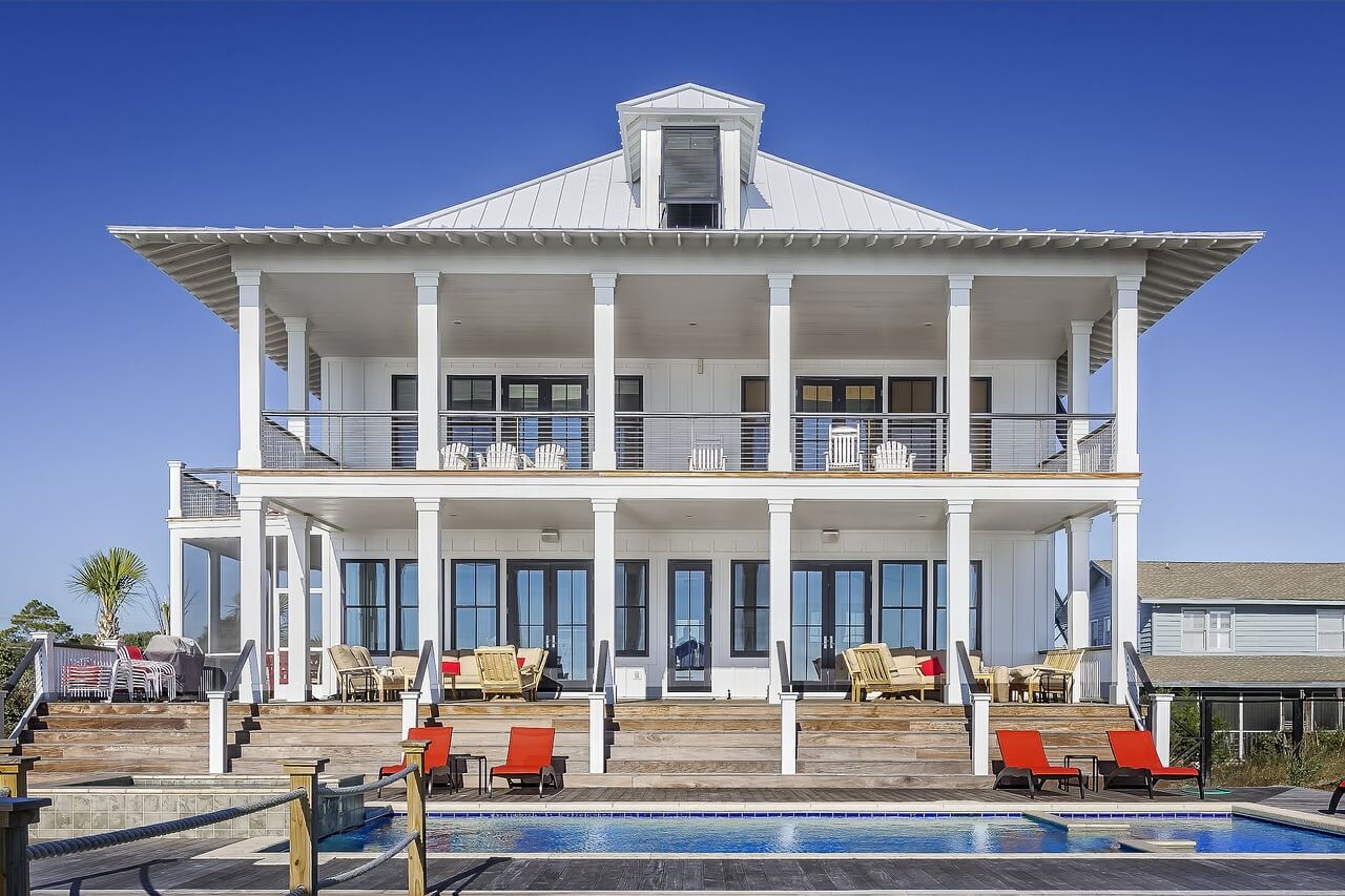 Eine Villa mit Pool, möglichst nahe am Strand, kann ein Zeichen von Luxus sein. Eine Villa mit Pool, möglichst nahe am Strand, kann ein Zeichen von Luxus sein.
