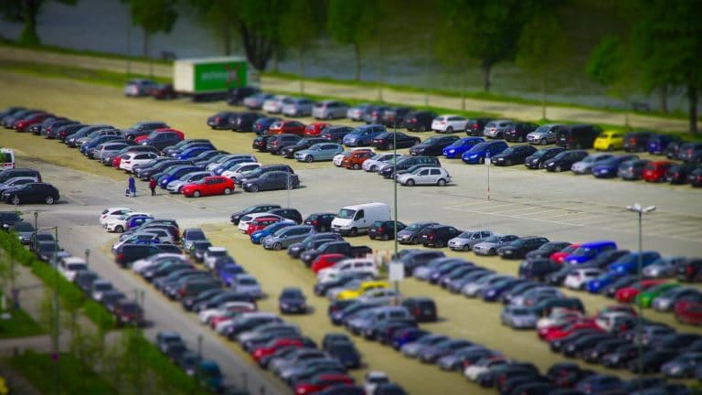 Geld sparen im Urlaub – der Parkplatz am Flughafen