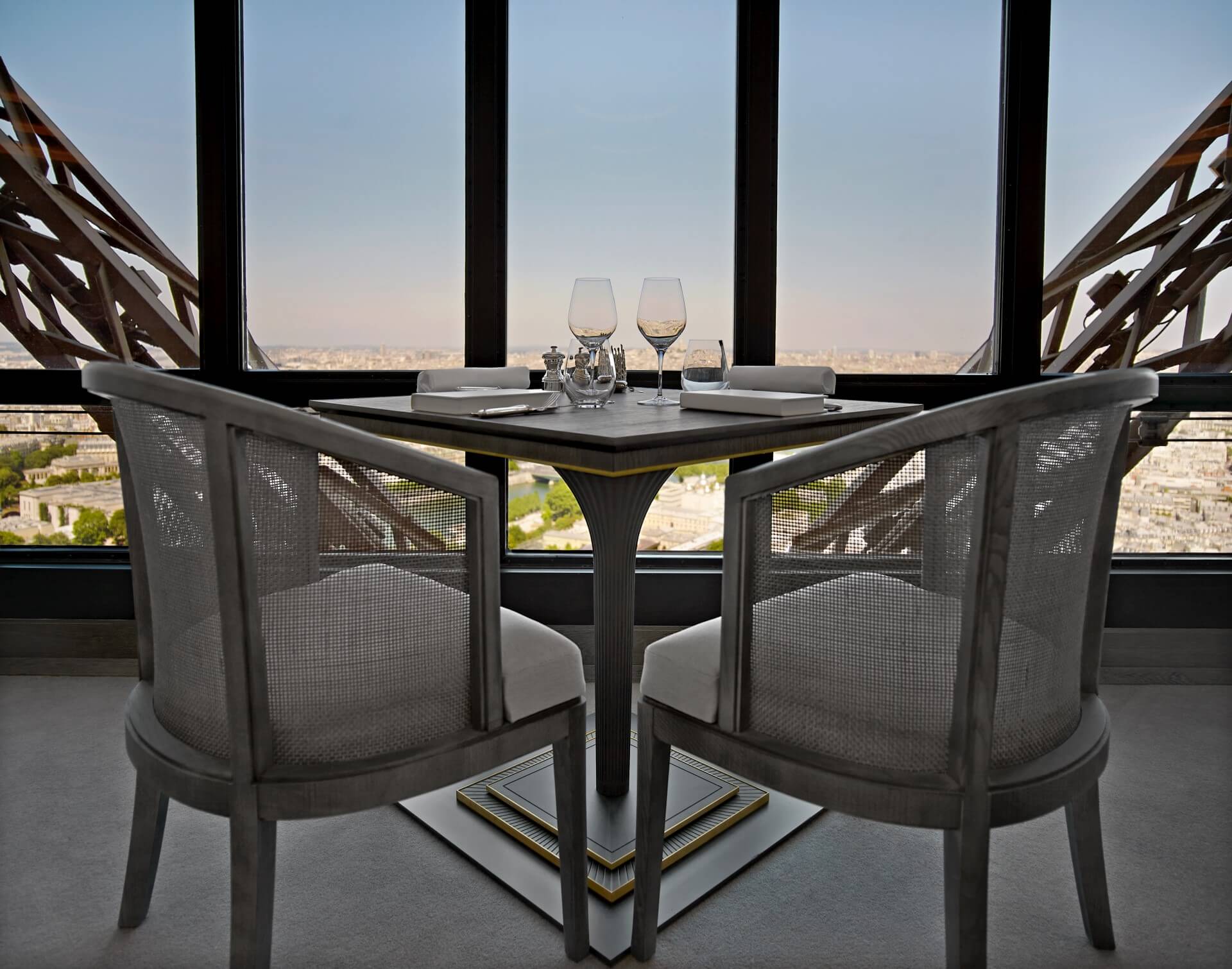 Ein kulinarischer Höhenflug: Zu Gast im Jules Verne Restaurant auf dem Eiffelturm Ein kulinarischer Höhenflug: Zu Gast im Jules Verne Restaurant auf dem Eiffelturm