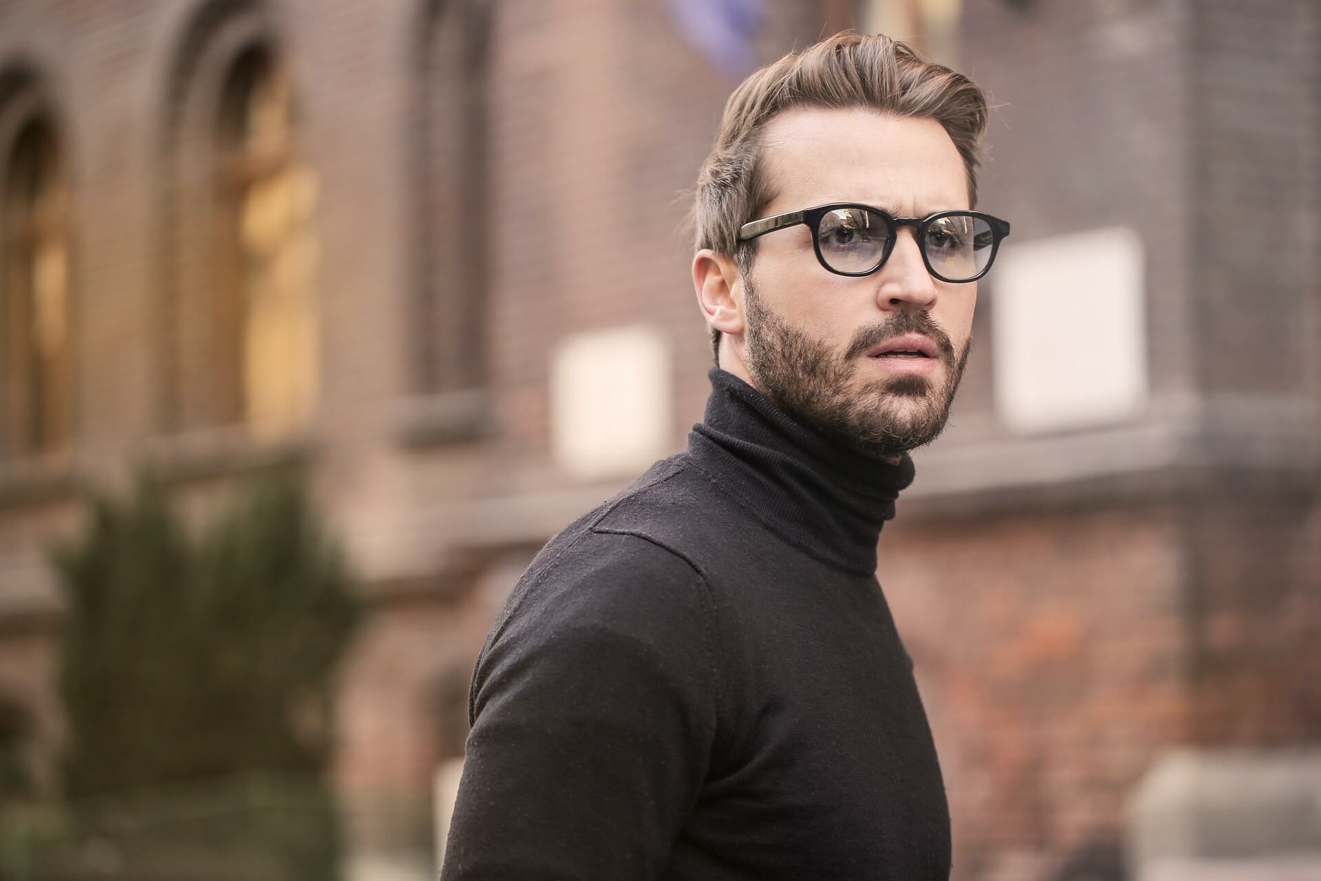 Moderne Herrenbrille: Stilvoller Akzent für den selbstbewussten Mann Moderne Herrenbrille: Stilvoller Akzent für den selbstbewussten Mann