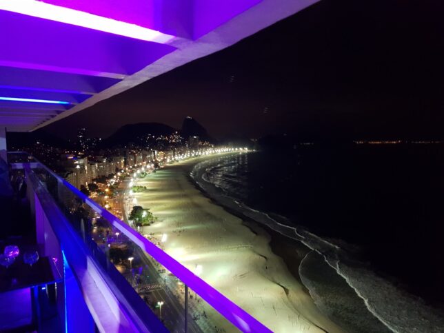 Die Nacht lebt – Exklusive Rooftop-Bars und Musik im Untergrund