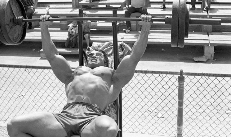 Vom Muskelprotz zur Legende: Arnolds Weg zu Mr. Olympia und Mr. Universum
