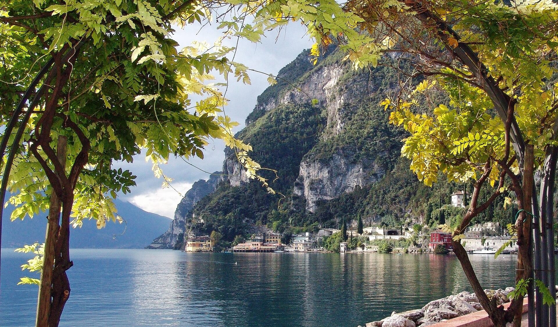 Der Gardasee – mediterranes Lebensgefühl trifft alpine Dramatik Der Gardasee – mediterranes Lebensgefühl trifft alpine Dramatik